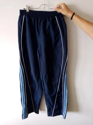 Abito sportivo blu a righe