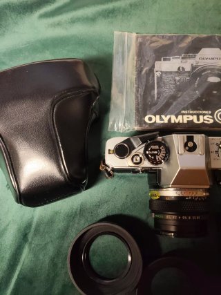 Cámara Olympus OM-10 con accesorios