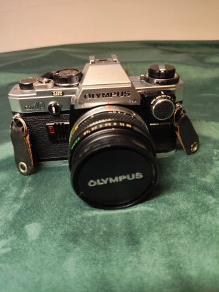 Cámara Olympus OM-10 con accesorios