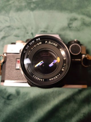 Cámara Olympus OM-10 con accesorios