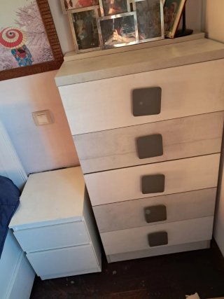 Dormitorio completo: cama y mesitas