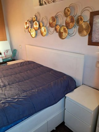 Dormitorio completo: cama y mesitas