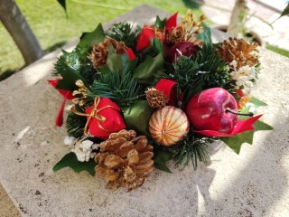 Centro de mesa navideño rojo