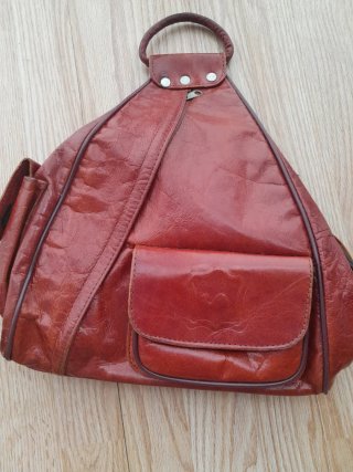 Mochila de cuero marrón y rojo