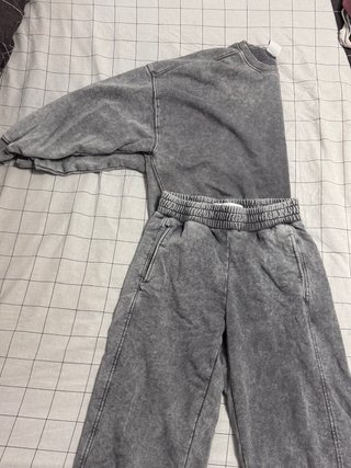 Abito sportivo grigio da donna con felpa larga e pantaloni elasticizzati