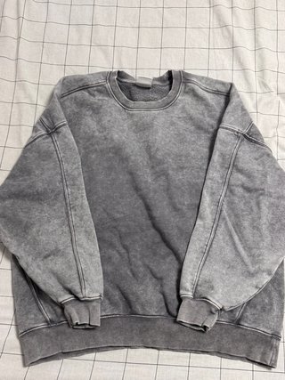 Abito sportivo grigio da donna con felpa larga e pantaloni elasticizzati