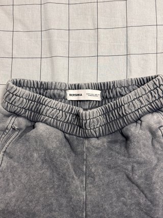 Abito sportivo grigio da donna con felpa larga e pantaloni elasticizzati