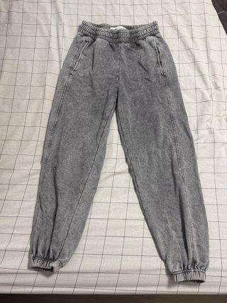 Abito sportivo grigio da donna con felpa larga e pantaloni elasticizzati