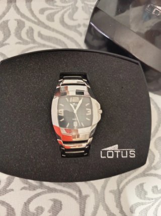 Reloj Lotus Acero Negro y Plateado