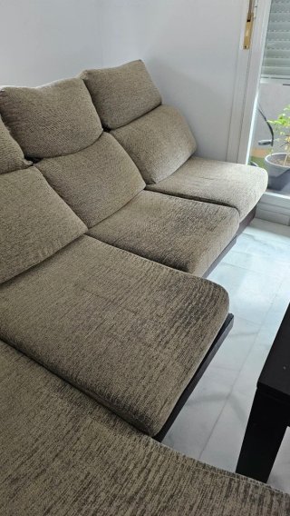 Sofá de tela beige y negro