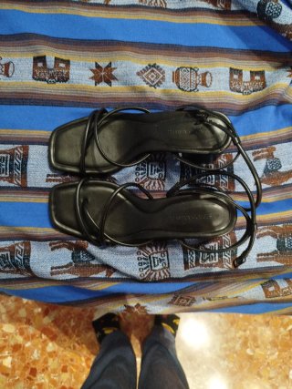 Sandalias de tiras negras Stradivarius