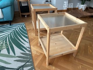 Pareja de mesas auxiliares de madera y cristal