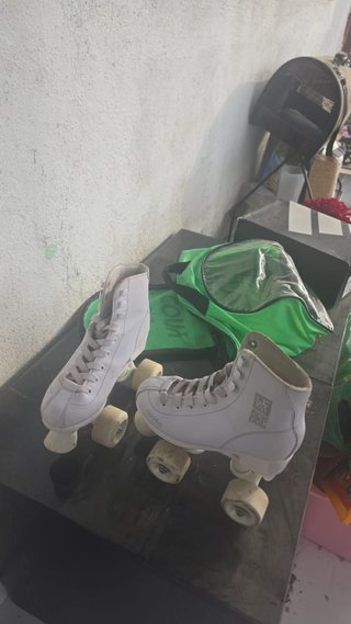 Patines de cuatro ruedas blancos