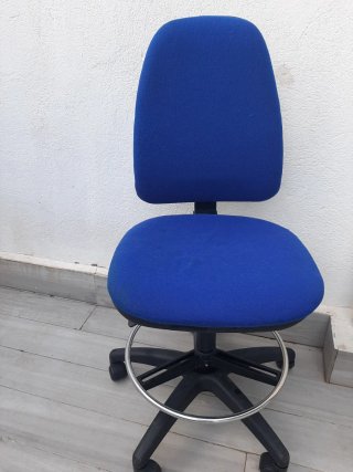 Silla de escritorio azul y negra