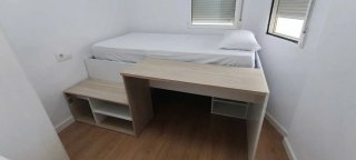 Cama juvenil con escritorio integrado y estantería