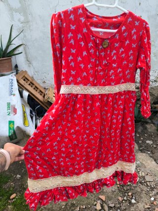 Vestido rojo con estampado de mariposas