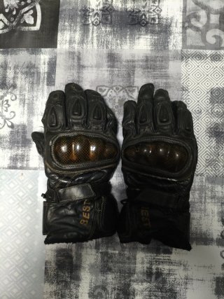 Guantes de moto negros con detalles dorados