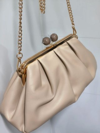 Bolso de mano beige con cadena dorada