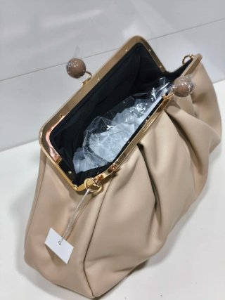 Bolso de mano beige con cadena dorada
