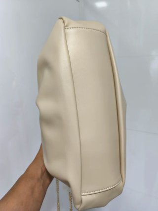 Bolso de mano beige con cadena dorada