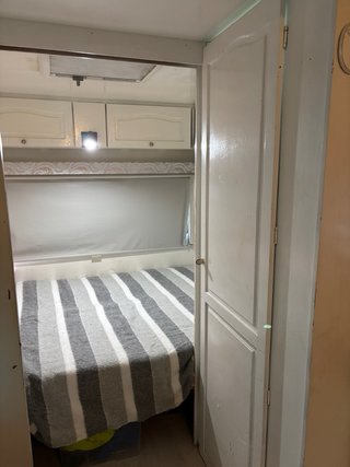 Caravana Knaus instalada en camping Trillas.