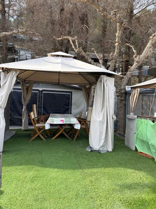Caravana Knaus instalada en camping Trillas.