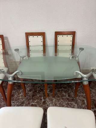 Mesa de cristal ovalada con patas de madera