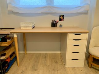 Escritorio madera con cajonera blanca