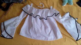 Camisa blanca con volantes y mangas acampanadas