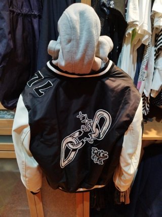 Chaqueta estilo universitario negra y blanca