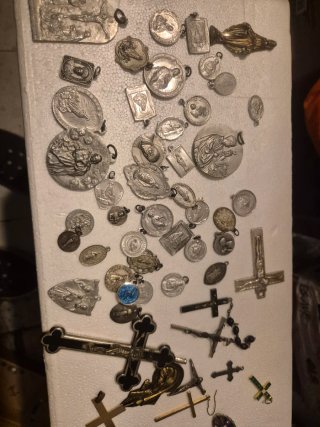 Lote de Medallas y Cruces Religiosas