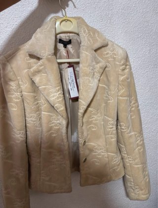 Chaqueta beige con flores