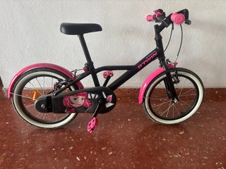 Bicicleta infantil Btwin rosa y negra