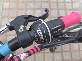 Bicicleta niña rosa y negra
