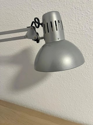 Flexo de escritorio articulado con pinza gris