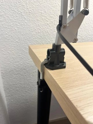 Flexo de escritorio articulado con pinza gris