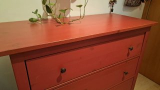 Cómoda IKEA Hemnes 3 cajones roja