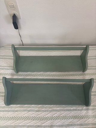 Estanterías de madera verdes