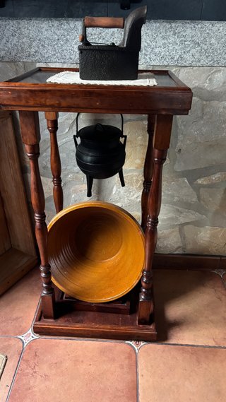 Mesa Auxiliar de Madera con Decoración Rústica