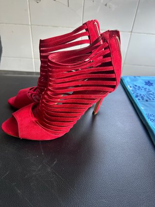 Sandalias rojas de tiras con cremallera