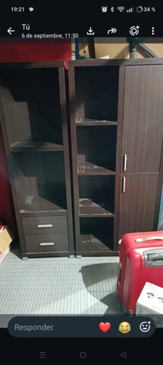 Estantería de madera marrón