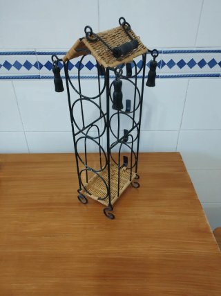 Botellero de metal y mimbre
