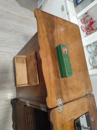 Máquina de coser antigua en mueble de madera