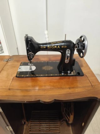 Máquina de coser antigua en mueble de madera