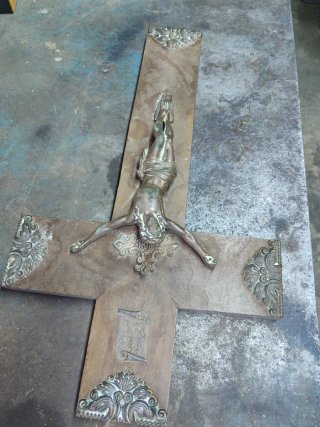 Crucifijo antiguo de bronce