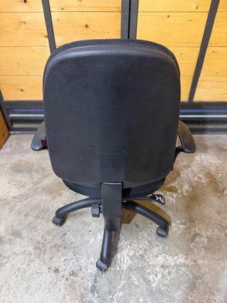 Silla de oficina negra