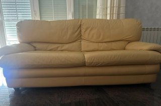 Sofá de piel beige