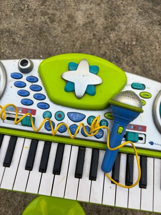 Piano de juguete con micrófono y taburete
