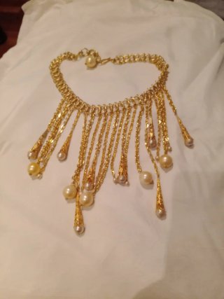 Gargantilla dorada con perlas