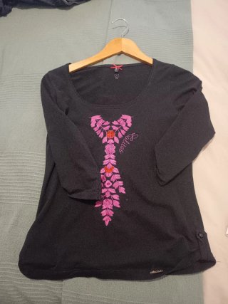 Camiseta mujer negra bordada rosa talla S